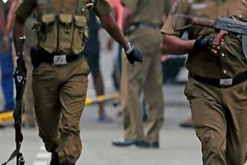 පොලිස් ජිප් එක වට කළ පිරිස විසුරුවන්න අහසට වෙඩි තබයි..!