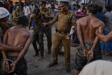 දරුණු ගැටුමක් වැලැක්වීමට ගිය පොලිසීයට ගුටි පූජාවක් - 7 දෙනෙකුට බරපතළ තුවාල