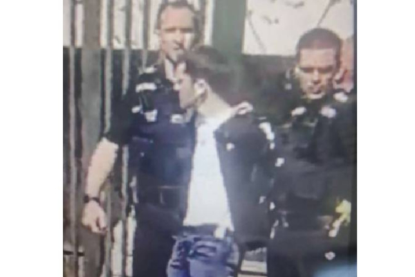 துப்பாக்கியுடன் வந்த இளைஞர்..ஒற்றை ஆளாக சமாளித்த ஆசிரியர் | Britain Teacher Youngster Weapon Police Arrest