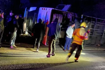 பிரித்தானியாவில் 70 தொழிலாளர்கள் பயணித்த பேருந்து கவிழ்ந்து விபத்து!