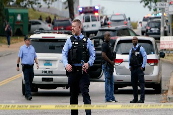 அமெரிக்காவில் பயங்கரம் ; பாடசாலையில் இடம்பெற்ற துப்பாக்கிச் சூட்டில் 2 மாணவர்கள் பலி | Terror In America 2 Killed In School Shooting