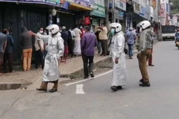 வவுனியாவில் மதுபான நிலையங்கள் முன் திரண்ட மதுபிரியர்களுக்கு நேர்ந்த கதி!