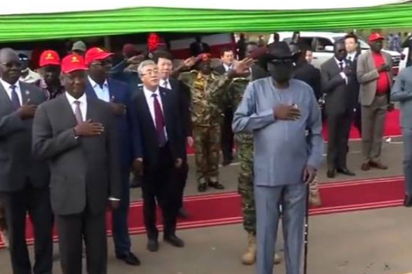 அரசு நிகழ்ச்சியில் கால்சட்டையில் சிறுநீர் கழித்த அதிபர் - வெளியான வீடியோ! | South Sudan President Wetting Himself In Pants