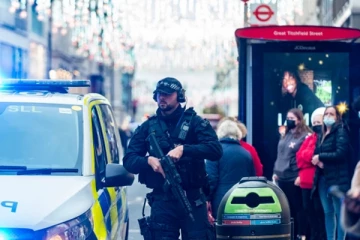 லண்டனில் கத்தியுடன் அச்சுறுத்திய நபர்! - ஆயுதம் ஏந்திய பொலிஸார் குவிப்பு