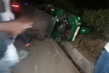 நுவரெலியாவில் குடைசாய்ந்து விபத்துக்குள்ளான முச்சக்கரவண்டி - மூவர் படுகாயம்