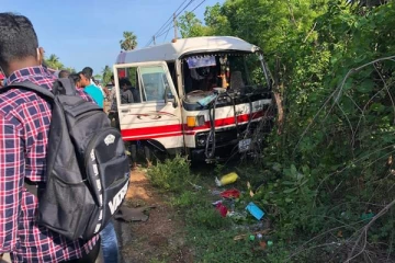 யாழில் இடம்பெற்ற வாகன விபத்தில் இருவர் படுகாயம் (Photos)