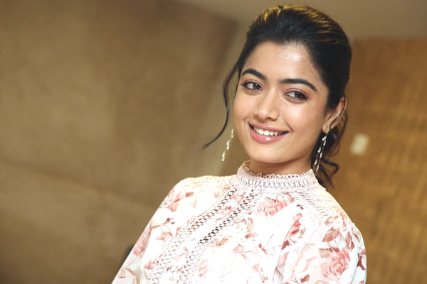 மீண்டும் சம்பளத்தை உயர்த்திய ராஷ்மிகா மந்தனா.. அதிர்ச்சியில் தயாரிப்பாளர்கள் | Rashmika Mandanna Again Increased Salary