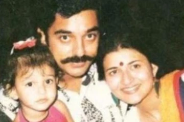 ஆள் அடையாளம் தெரியாத அளவிற்கு மாறிய கமல் ஹாசனின் முன்னாள் மனைவி சரிகா! புகைப்படத்தை பாருங்க