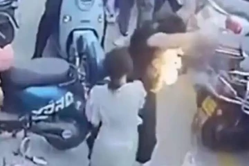 ரோட்டில் சென்ற நபரின் பேக்கில் இருந்து திடீரென தீப்பிடித்து வெடித்த செல்போன்; வைரலாகும் வீடியோ!