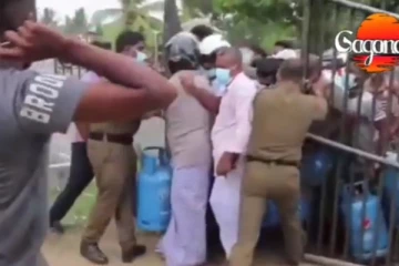 ගෑස් පෝලිමක දැඩි නොසන්සුන් තාවයක් - තත්ත්වය මැඩ පැවැත්වීමට පොලිසිය කැඳවයි..(VIDEO)