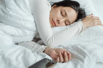 இரவில் கையடக்கத் தொலைபேசியை பக்கத்தில் வைத்து தூங்குபவரா நீங்கள்?