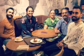 மனைவி மற்றும் குடும்பத்தாருடன் இருக்கும் அழகிய புகைப்படத்தை வெளியிட்ட தமிழக வீரர் தினேஷ் கார்த்திக்