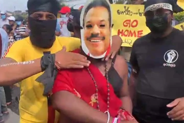 பொலிஸ் தலைமையக சுற்றாடலில் பதற்றம்! மஹிந்த முகத்துடன்  சேலை அணிந்த  நபர்