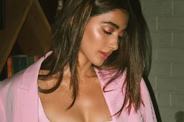 மேக்கப் போடும் போது கூட உச்சக்கட்ட கவர்ச்சி!! நடிகை பூஜா ஹெக்டேவின் புகைப்படம்..