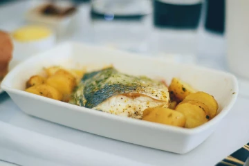 சூப்பர்...  விமானத்தில் பைலட்களுக்கு மட்டும் வேறு வேறு உணவுகள் கொடுக்க என்ன காரணம் தெரியுமா?