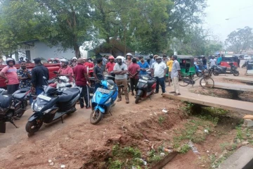தனியார் கல்வி நிறுவனம் முன்பாக சலசலப்பு