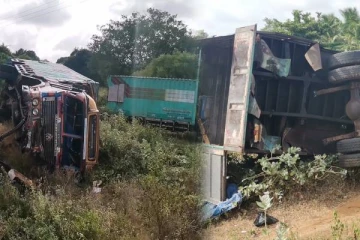 வவுனியாவில் பாரவூர்தி குடைசாய்ந்து விபத்து : இருவர் காயம்(Photos)