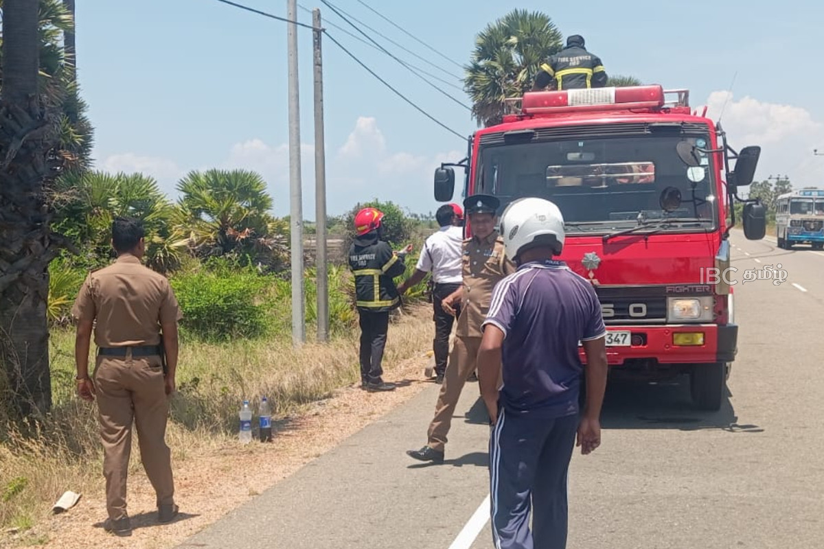 அல்லைப்பிட்டி மண்கும்பான் இடையே புற்றரைக்கு தீ மூட்டிய விசமிகள்: பல ஏக்கர் புற்றரை எரிந்து நாசம் | Acres Of Grassland Destroyed In Jaffna Fire