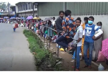 ஹட்டனில் மண்ணெண்ணெய்க்காக நீண்ட வரிசையில் நின்று ஏமாற்றத்துடன் திரும்பிய மக்கள் (Photos)