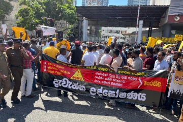 மின்சார சபை முன் பாரிய போராட்டம் : குவிக்கப்பட்ட பொலிஸார் (Video)