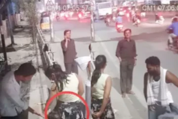 நடு வீதியில் கிழிந்த ஆடை: இளைஞன் செய்த செயலால் காலில் விழுந்து வணங்கிய பெண்