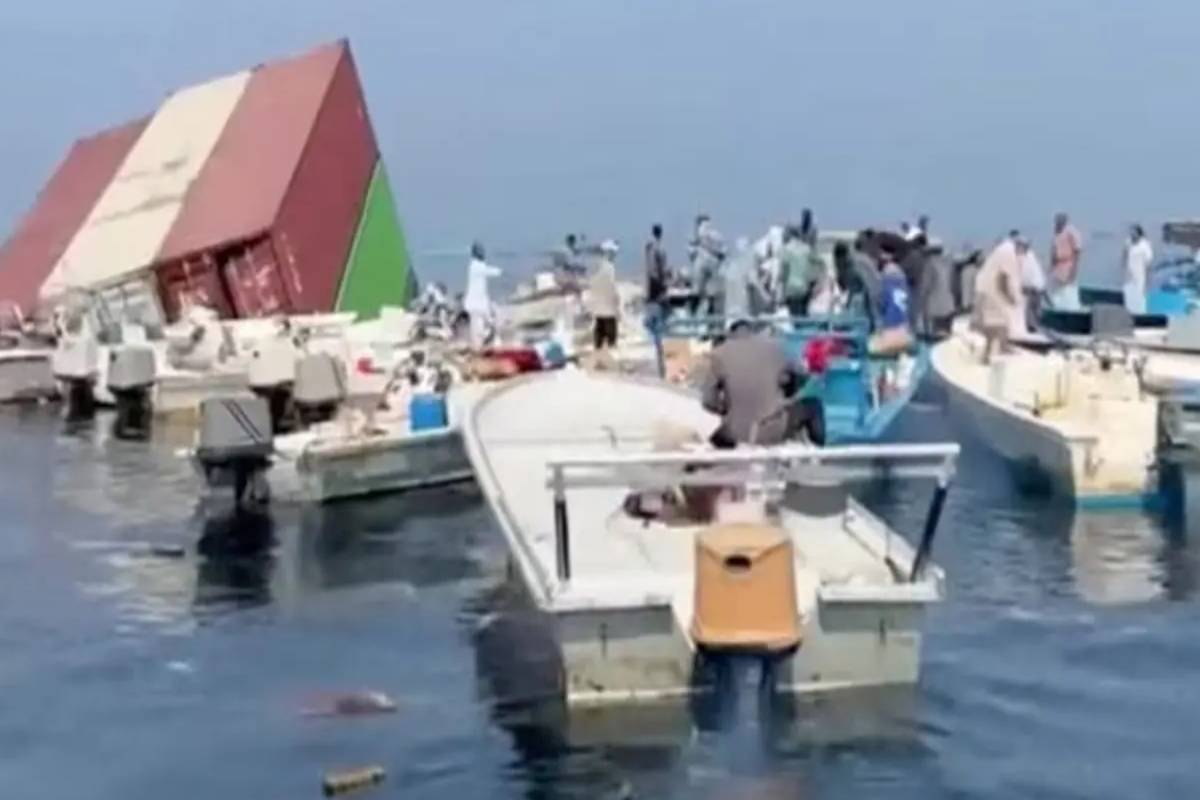 ஹோர்முஸ் நீரிணையில் மூழ்கிய கப்பல் ; கடலில் மிதக்கும் ஐபோன்கள் | Ship Strait Of Hormuz Iphones Found Floating Sea ஹோர்முஸ் நீரிணையில் மூழ்கிய கப்பல் ; கடலில் மிதக்கும் ஐபோன்கள் | Ship Strait Of Hormuz Iphones Found Floating Sea
