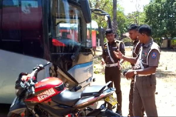 வாகன விபத்தில் ஆசிரியர் உயிரிழப்பு - மட்டக்களப்பில் சம்பவம் (படங்கள்) | A Teacher Was Killed In A Accident At Batticaloa