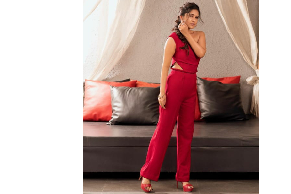 ஹையோ ஹையோ கொல்லுறாலே தவுசன் வாட்டு கண்ணால:  வைரலாகும் வாணி போஜனின் ஃபோட்டோ சூட்! | Photo Of Viral Vani Bojan