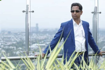 ஆட்டோ டிரைவராக தொடங்கி.. ரூ.800 கோடி மதிப்பிலான சாம்ராஜ்ஜியத்தை உருவாக்கிய இந்தியர்