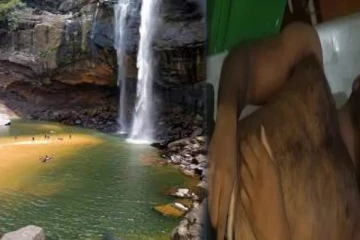 அருவியில் குளித்த இளைஞன் பலி-ஆற்றில் குதித்த இளம் பெண்ணை காணவில்லை