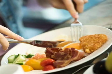 முட்டையுடன் இந்த பொருளை மட்டும் சேர்த்து சாப்பிடாதீங்க... ஆபத்து