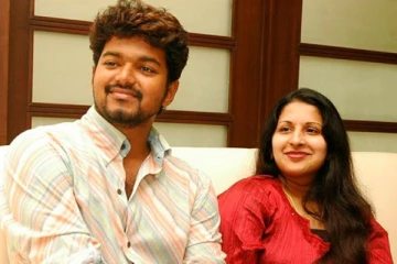 பிரபல நடிகரின் திருமணத்தில் மனைவியுடன் கலந்துகொண்ட விஜய், யாரு கல்யாணம் தெரியுமா?- தளபதி செம ஸ்மார்ட்