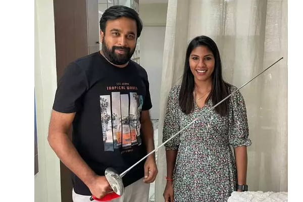 ஒலிம்பிக் வாள் சண்டையில் கலந்து கொண்ட முதல் இந்தியப் பெண்ணை நேரில் சந்தித்து சசிகுமார் பரிசளிப்பு | Cinema Viral News