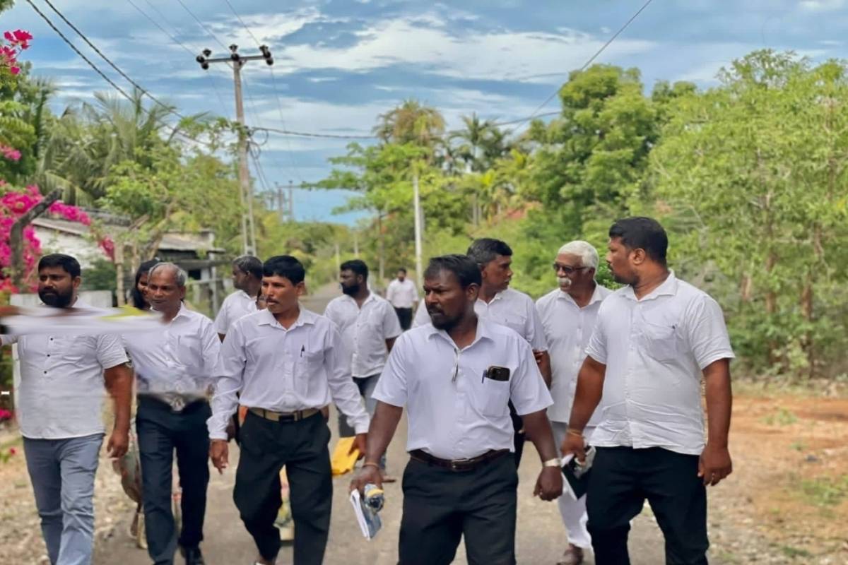 தையிட்டி விகாரைக்கு சென்ற தவிசாளர் உள்ளிட்டோரை திருப்பி அனுப்பிய பொலிஸார் | Police Turned Away Those Who Went Thaiyiddy Vihara தையிட்டி விகாரைக்கு சென்ற தவிசாளர் உள்ளிட்டோரை திருப்பி அனுப்பிய பொலிஸார் | Police Turned Away Those Who Went Thaiyiddy Vihara
