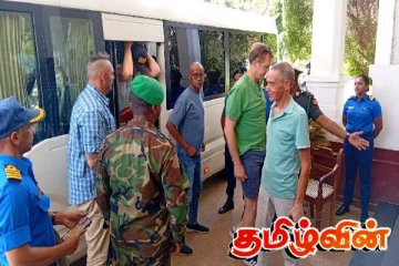 யாழ்.நூலகத்தை பார்வையிட்ட வெளிநாட்டு இராணுவத்தினர்