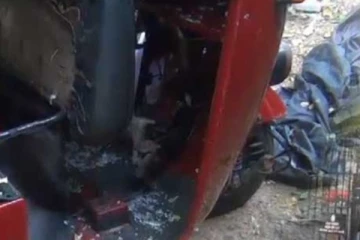 இரத்தக்கறை படிந்த வாள்களுடன் மீட்கப்பட்ட முச்சக்கர வண்டி!