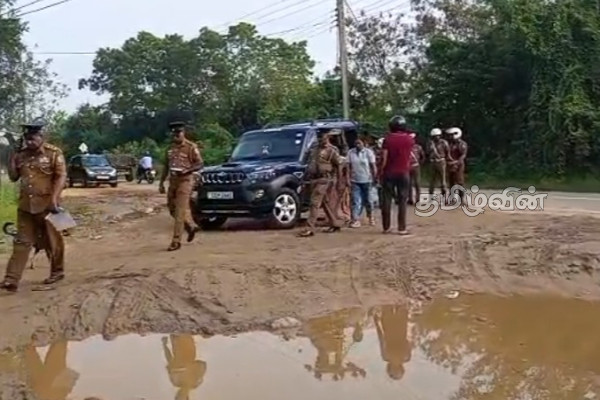சேதமடைந்த வீதியை திருத்தி தருமாறு கோரி போராட்டம் முன்னெடுப்பு | Eight Families Protest Repair Of Damaged Road
