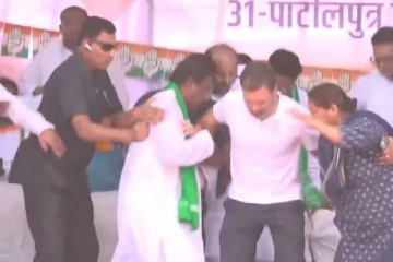 திடீரென சரிந்து விழுந்த பிரச்சார மேடை; நிலை தடுமாறிபோன ராகுல் காந்தி - திகிலூட்டும் காட்சி!