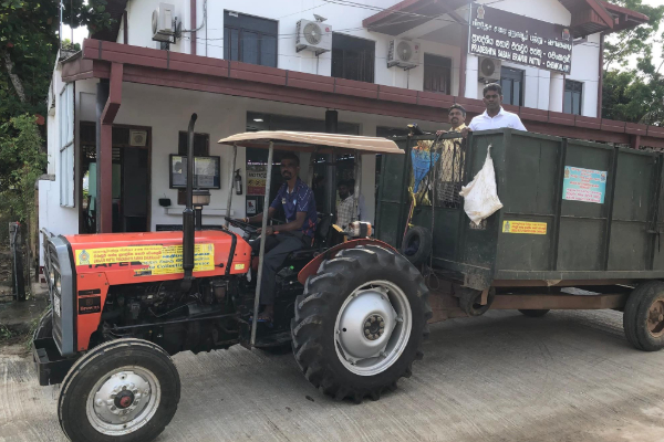 குப்பை ஏற்றும் வாகனத்தில் சென்ற தமிழரசுக் கட்சியின் தவிசாளர்கள் | Itak Members Who Went Meeting In A Garbage Truck