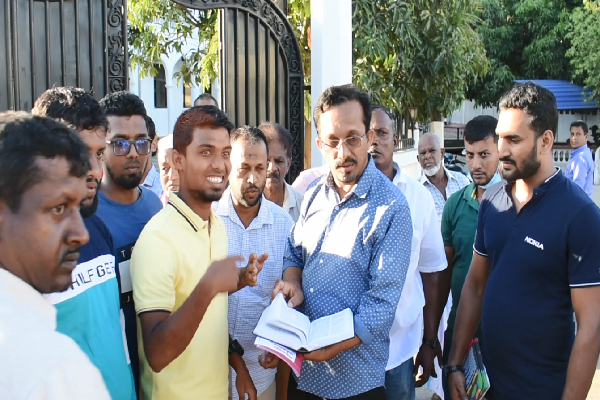 ஜே.வி.பி முக்கியஸ்தர்களிடம் புனித அல்குர்ஆன் சிங்களப் பிரதி கையளிப்பு(Photo) | Handing Sinhala Copy Holy Quran To Jvp Leaders