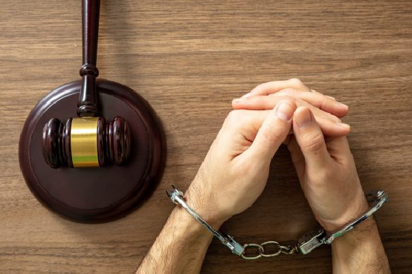 யாழில் கைதான சட்டத்தரணிக்கு நீதிமன்றம் பிறப்பித்த உத்தரவு | Court Orders Arrest Of Lawyer In Jaffna