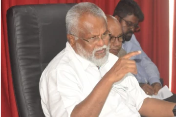 அரச அதிகாரிகள் சமூக சிந்தனையோடு செயற்பட வேண்டும் - டக்ளஸ் வேண்டுகோள்