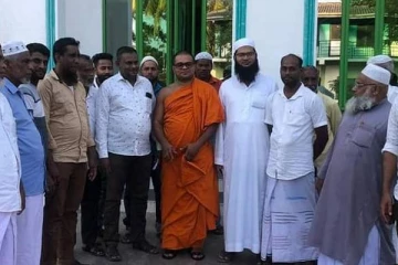 திருகோணமலையில் மலசல கூடத்திற்கு சென்ற தேரரிற்கு காத்திருந்த இன்ப அதிர்ச்சி!