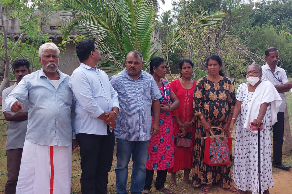 காணிக்கு பதில் பிஸ்கட் மற்றும் குளிர்பானமா; யாழில் மக்கள் ஆவேசம்!(Photos) | Soldiers Give Biscuits Jaffna People Are Obsessed
