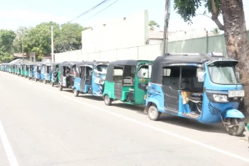 எரிபொருளுக்காக அக்கரைப்பற்றில் வரலாறு காணாத வரிசை