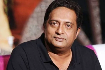 தவறிகீழே விழுந்த நடிகர் பிரகாஷ் ராஜ்- மருத்துவமனையில் அனுமதி