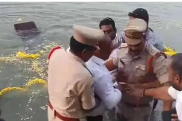 திடீரென ஆற்றில் கவிழ்ந்த படகு - நூலிழையில் உயிர் தப்பிய அமைச்சர்!