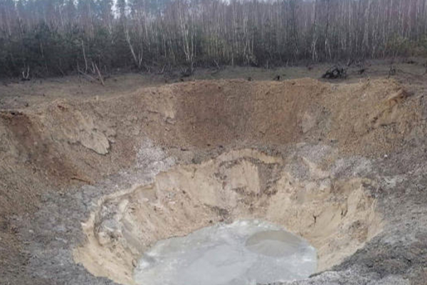 ரஷ்ய ஏவுகணை வெடித்து சிதறியதால் ராட்சத பள்ளம்! | Giant Crater Caused Explosion Of A Russian Missile