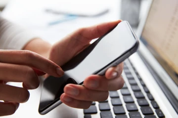 பெண்களின் தகாத புகைப்படங்களை சமூக ஊடகங்களில் பரப்பிய சுகாதார உதவியாளர்