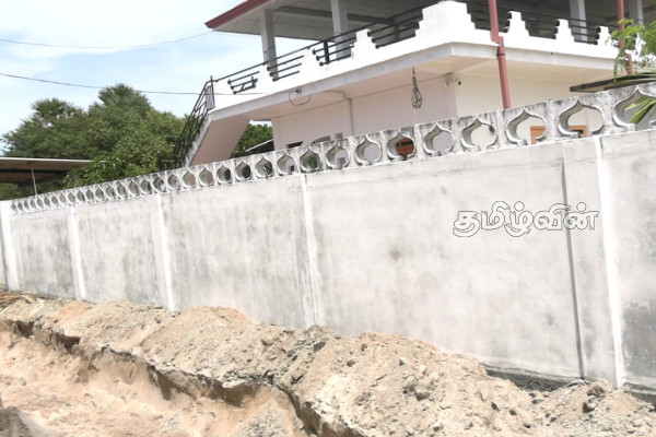 தாளையடி நன்னீர் திட்ட அதிகாரிகளுக்கும் பகுதி மக்களுக்கும் இடையே முறுகல் நிலை | Thalaiadi Freshwater Project Officials Residents